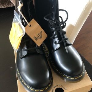 NWT/NIB Dr. Martens Women 1460 8-eye Boot Black
